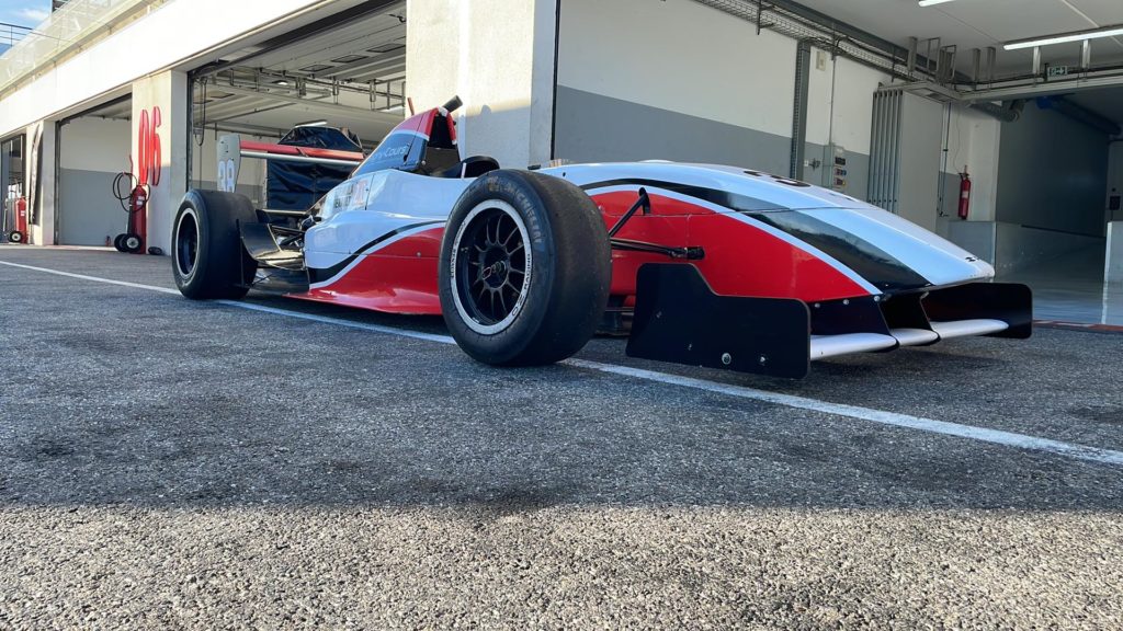 Formule Renault 2.0 prête à prendre la piste lors d'un Trackday sur le Circuit Paul Ricard.