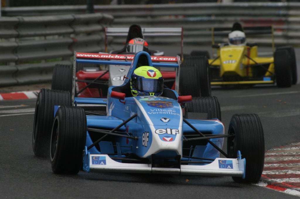 La Vaillante FR2000 dans les rues lors du Grand Prix de Pau 2004.