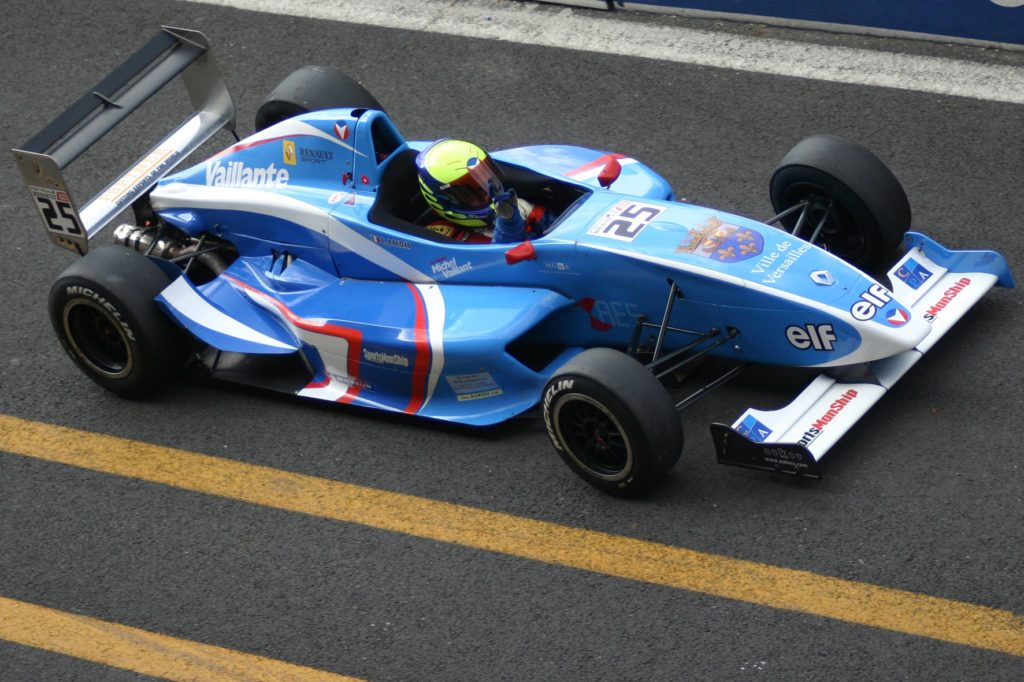 Sortie des stands sur le circuit du Mans pour la Vaillante Formula Renault 2.0