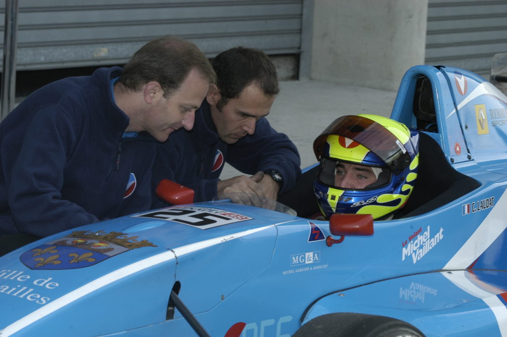 Alexis VALENTIN et Dominique VERON en discussion avec Christophe Laudat, pilote VAILLANTE en Formule Renault en 2004.