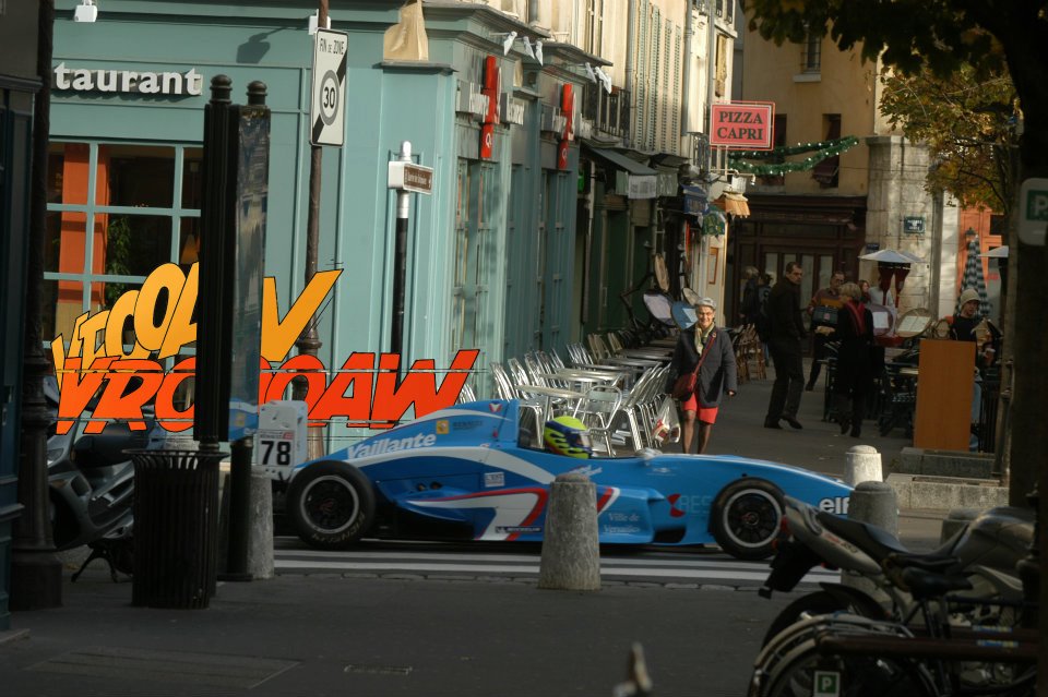 La Vaillante Formule Renault dans les rues de Versailles en 2004