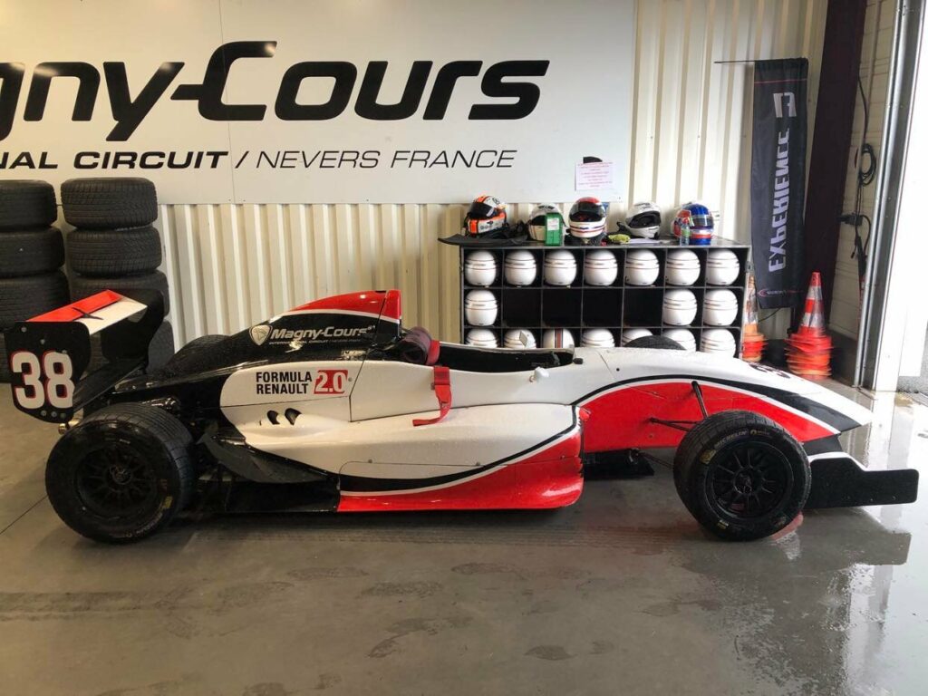 Notre Formule Renault 2.0 lors d'un stage de pilotage à Magny-Cours !