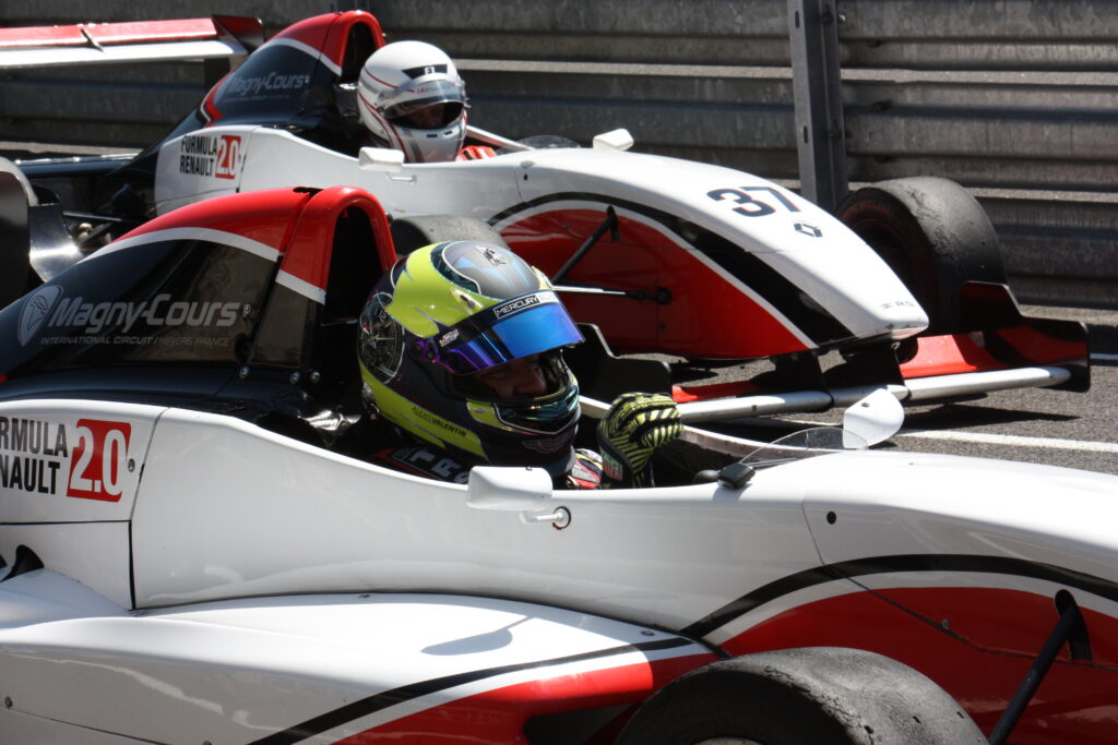 Pratiquez le sport automobile en loisir au volant de la Formule Renault Mercury Silver.