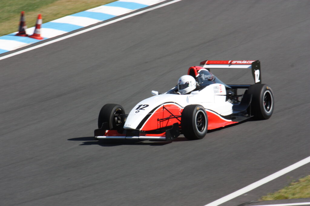 Découvrez le pilotage d'une monoplace de Formule Renault sur les plus beaux circuits.