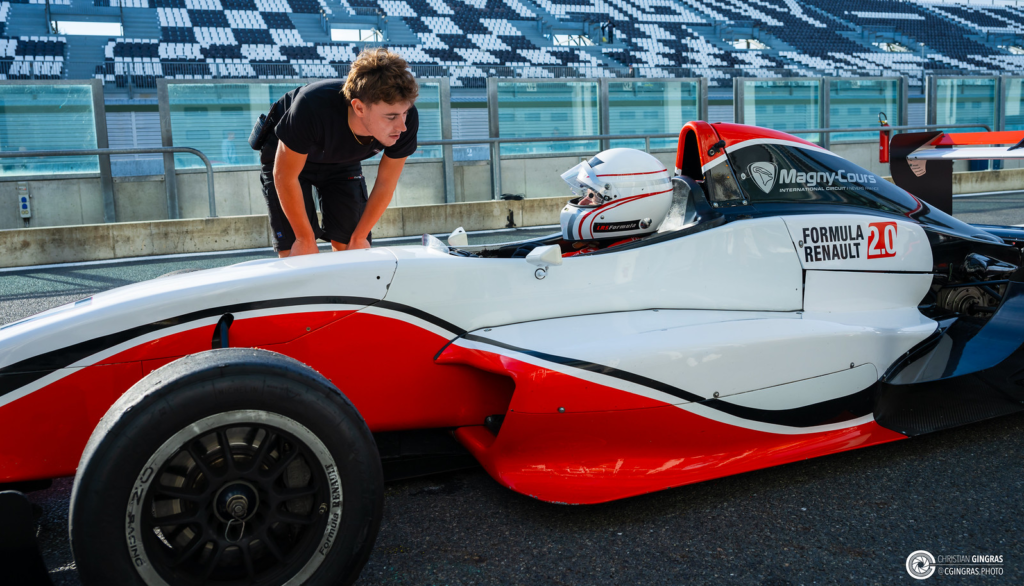 Pratiquez le sport automobile en loisir lors d'un stage de pilotage Formule Renault à Magny-Cours avec Mercury Silver