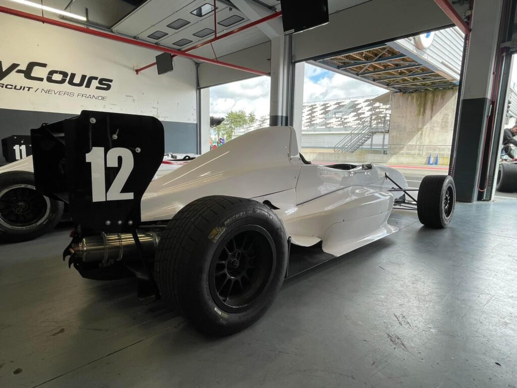 Pilotez en stage de pilotage une Formule Renault sur le magnifique circuit Grand Prix de Magny-Cours.