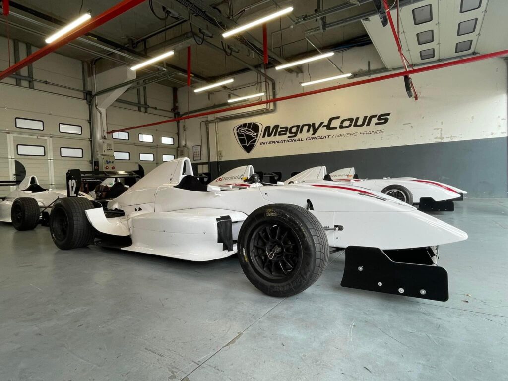 Découvrez le plaisir de piloter une Formule Renault 2.0 sur le circuit de Nevers Magny-Cours lors d'une journée de stage de pilotage Mercury Silver.