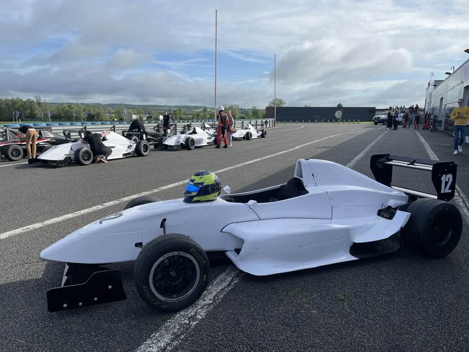 Découvrez les joies du pilotage sur le circuit de Nevers Magny-Cours au volant d'une monoplace de Formule Renault.